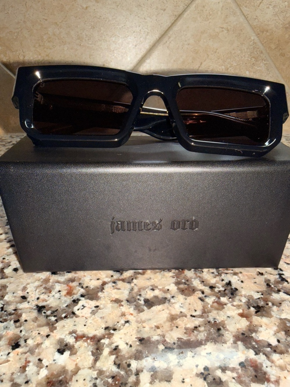 James Oro Black Titan